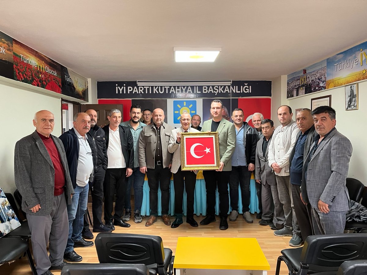 szl0643's tweet photo. Kütahya fırıncılar ve büfeciler esnaf odası başkanı Sayın Bekir Çınar ve çok değerli yönetim kurulu üyeleri İYİ partimizi ziyaret ettiler. 

Çok samimi bir ortamda gerçekleştirilen ziyarette şehrimizde ilgili karşılıklı görüş alışverişinde bulunduk.

Kendilerine ziyaretlerinden dolayı çok teşekkür ediyor görevlerinde başarılar diliyoruz @iyiparti @MDervisogluTR 
@Ozturkdenizli @ahmettekdemir43