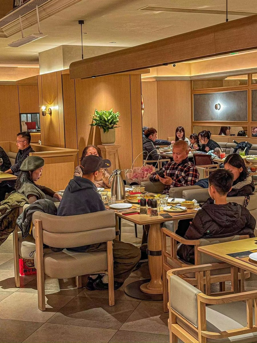 fiks290's tweet photo. I met Lazy Shai, Bi Lei, and Jia in a cozy café - they joked around and made the afternoon feel so warm! https://t.co/SYiouqyYs8