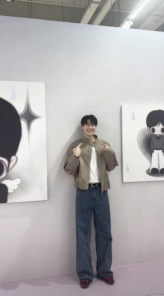 zhhhcuiuun's tweet photo. Welcome to Paris, Kim Yoonsik. May this be a journey to remember. Ϟ(๑⚈ ․̫ ⚈๑)⋆ 

WELCOME KIM YOON SIK TO PARIS

#KIMYOONSIK×PFWSS27
#KIMYOONSIKINPARIS https://t.co/7mvkINxwbW