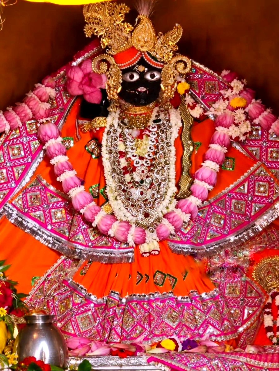 MeroBankeBihari's tweet photo. ठाकुर श्री बांके बिहारी लाल जी के संध्याकाल सुंदर दर्शन श्री धाम वृन्दावन 💐✨🙏🏻

💖🌹 जय श्री कुंज बिहारी श्री हरिदास 🌹💖 https://t.co/hzBgTsfPQN