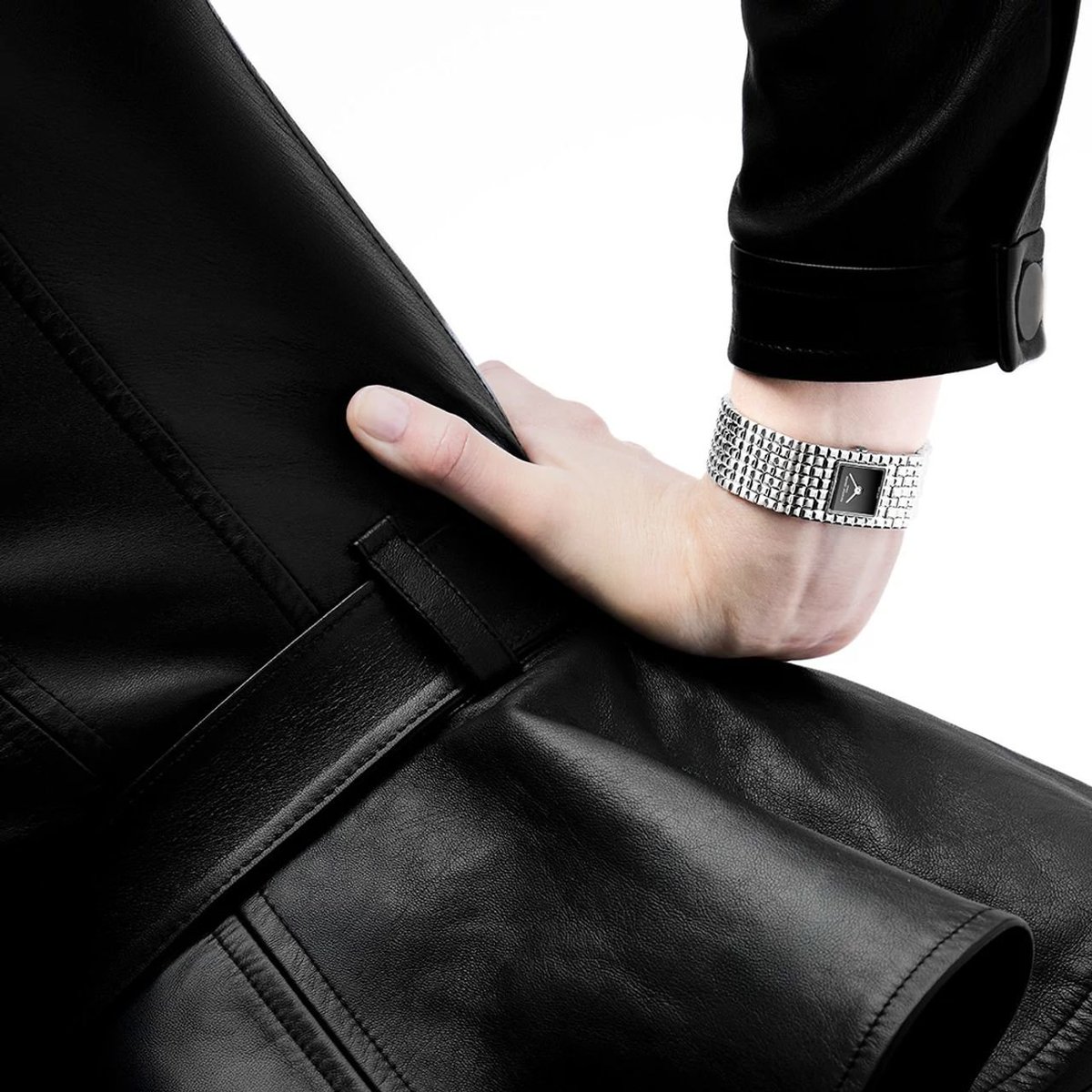 LuxBondGreen's tweet photo. Turn a simple gesture into a single statement. The Classics Manchette, with its sparkling Clou de Paris bracelet, lights up the wrist for jewelry-inspired elegance from day to night.

Model FC-200ONB1MC6B

#FrederiqueConstant #BeBold #LiveYourPassion https://t.co/lkwl3Nsitp