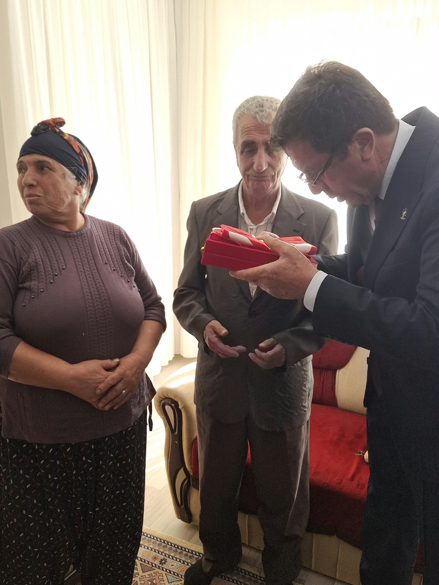 TatarArslan's tweet photo. 📍Tunceli

Genel Başkan Yardımcımız ve Ekonomi İşleri Başkanımız Sayın Nihat Zeybekci ve kıymetli heyetimizle birlikte, Şehidimiz Piyade Er Ulaş Urtimur’un kıymetli babası Alişan Bey ve annesi Derman Hanım’ı ziyaret ettik.

Aziz şehitlerimizin bizlere emaneti olan aileleri, milletimizin baş tacıdır. Onların yanında olmak, acılarını ve hatıralarını paylaşmak bizim için en büyük vefa borcudur.

Kahraman şehidimiz Ulaş Urtimur’u ve vatan uğruna can veren tüm şehitlerimizi rahmet, minnet ve dualarla anıyorum.

@RTErdogan 
@ZeybekciNihat 
@abuyukgumus 
@Akparti 
@AKGMTeskilat 
@ekonomiisleri