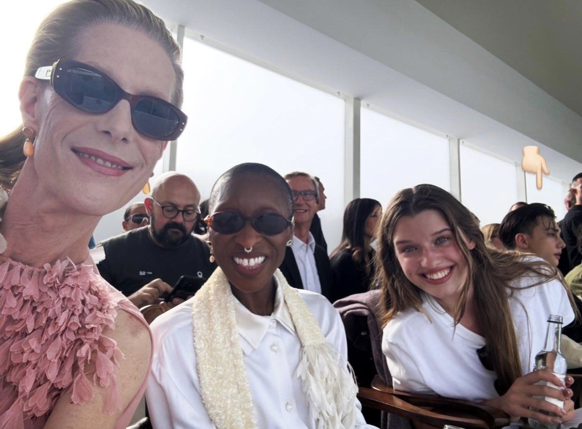 theoddoflove320's tweet photo. 깨알에깨알hj..

HYUNJIN STUNS AT DIOR PFW
#DiorSummer27_HYUNJIN https://t.co/8Dzy8DqEVH