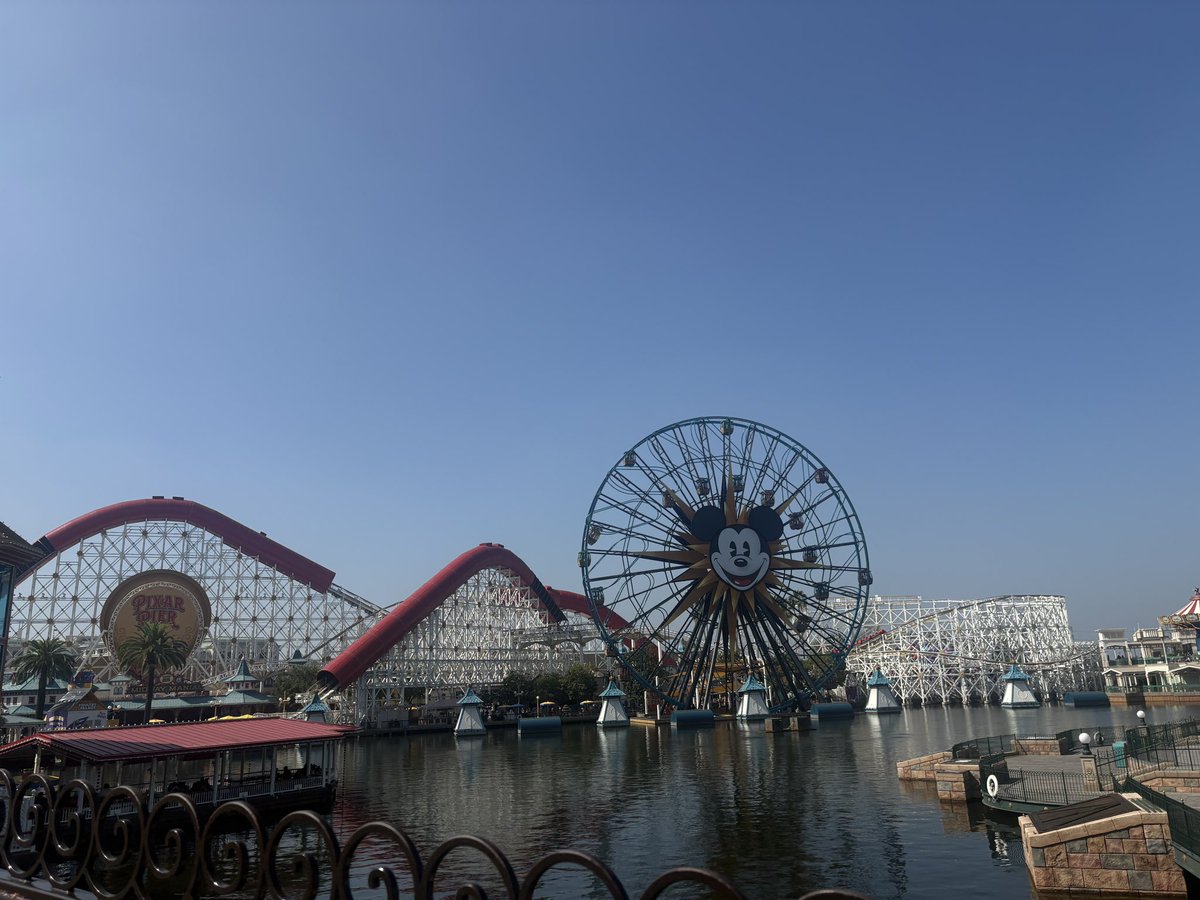 KUMA_LICIOUS's tweet photo. was in disneyland last week btw c: 
it was so much fun !!!! 🎀🌟 https://t.co/urJDluI7Xj