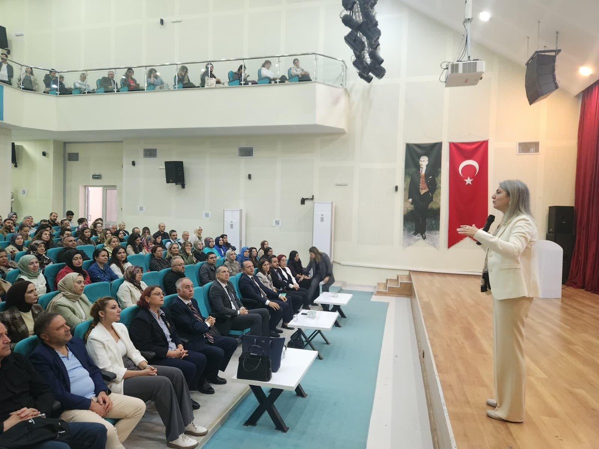 KeciorenMEM's tweet photo. 2026-2027 Eğitim-Öğretim Yılı Sene Başı Rehber Öğretmenler/Psikolojik Danışmanlar Toplantısı, İlçe Millî Eğitim Müdürümüz Sayın İbrahim Şahin ve Şube Müdürümüz Sayın Tuğba Songur Karakurt’un katılımıyla Keçiören Sosyal Bilimler Lisesi Konferans Salonu’nda gerçekleştirildi.
Toplantı kapsamında, Ankara’nın 2026-2027 eğitim-öğretim yılı yerel hedefi olan “Etik Davranış” teması doğrultusunda, Ankara Üniversitesi Eğitim Bilimleri Fakültesi Öğretim Üyesi Sayın Prof. Dr. İnayet Aydın tarafından “Mesleki Etik” konulu konferans gerçekleştirildi.
Değerli katkıları ve paylaşımları için Sayın Prof. Dr. İnayet Aydın’a teşekkür ediyor, rehber öğretmenlerimiz ve psikolojik danışmanlarımıza çalışmalarında başarılar diliyoruz.
@ibrahimsah61 @Murat4Kucukali @MemAnkara @inayetaydinprof @tcmeb