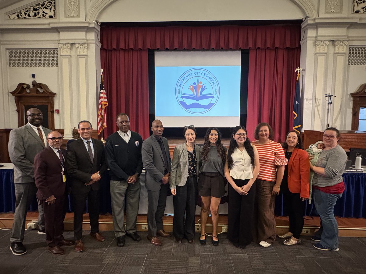 PeekskillCSD's tweet photo. ¡Felicitaciones a nuestras dos representantes estudiantiles ex officio, Ella Morel y Yarel Valenzuela, quienes prestaron juramento en la reunión de la Junta de Educación de anoche! Esperamos contar con la participación de estas representantes estudiantiles a lo largo del año. https://t.co/Gc77RefOq2