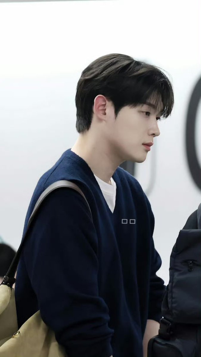 lirl799's tweet photo. Kim Yoonsik has arrived in Paris. Let the Paris journey begin.ദ്ദി(˶>𖥦<˶)✧🩵

WELCOME KIM YOON SIK TO PARIS

#KIMYOONSIKPFWSS27
#YOONSIKINPARIS https://t.co/snBfBeMhjb