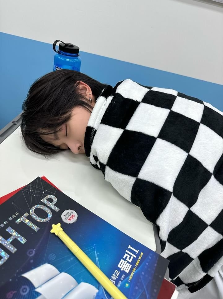 steady_together's tweet photo. how I'm hitting mentally in the french class: https://t.co/J5TU2kRhBf