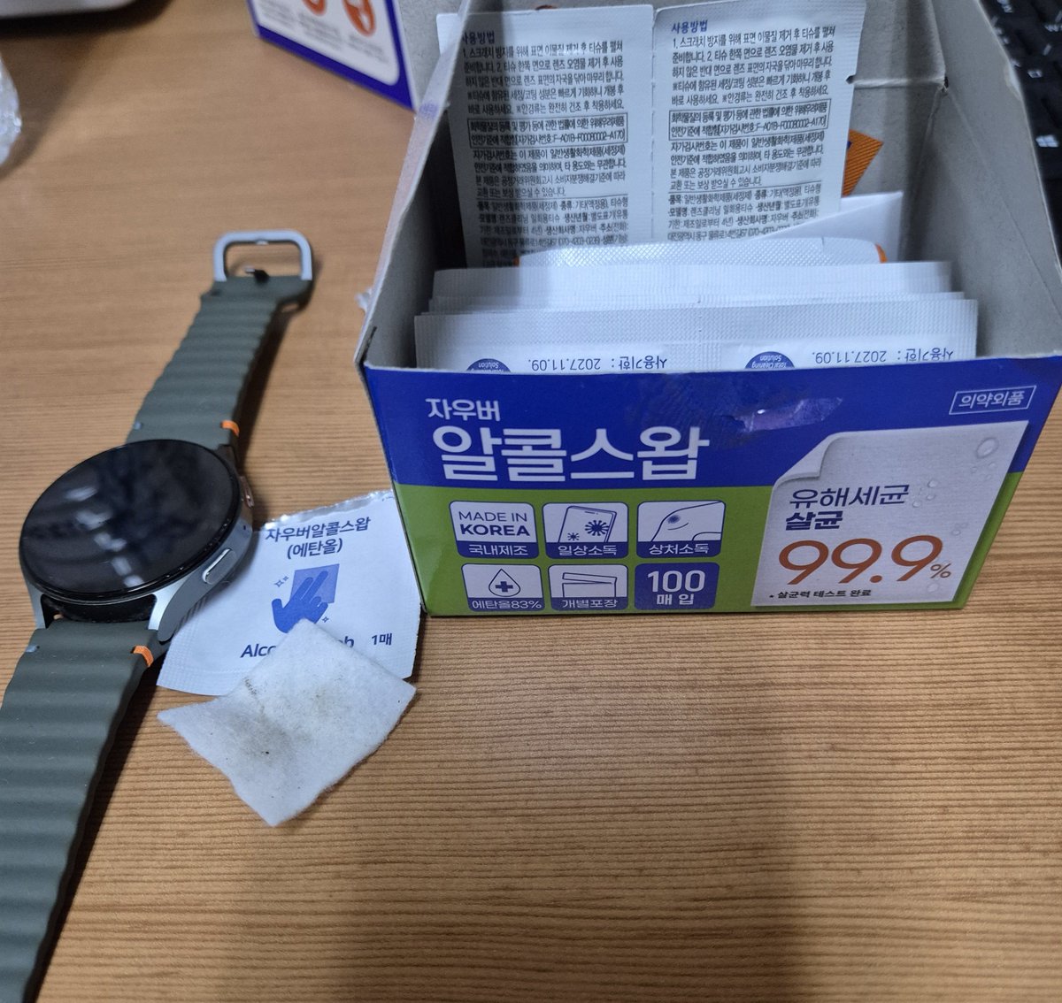 CryptoPILO28303's tweet photo. 택배 새벽배송 끝나고 방에 들어와서 소독을 한다.

휴대폰 + 시계를 항상 알코스왑으로 닦아준다.
1통에 100개입이라서 2통 사오면 충분하다.

매 일 저녁에 휴대폰과 시계를 알코스왑으로 소독하고, 자기 전에 무조건 샤워+양치를 한다.

이유는 바이러스에 감염되지 않기 위해서이다.

배에서 아프다고 연차? 병가? 그런 거 없다.
내가 아프다고 누가 대신해서 해줄 수 없다.

백업이 불가능하기 때문이 아파서는 안 되기 때문이다.