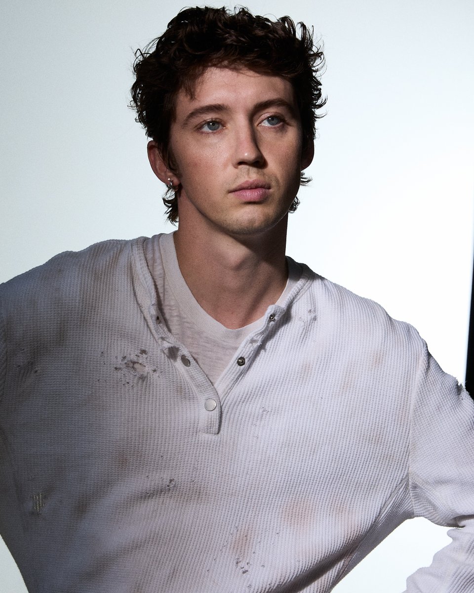 KrutoMedia's tweet photo. Troye Sivan just shared the tracklist for "She's The Best," out October 9:

1. She's The Best
2. Canada Dry
3. Party
4. I Do This For You
5. Cowboy
6. Embarrassingly
7. Le Boy
8. Sex Star
9. Troye Meets World
10. FF
11. Love So Big It Hurts
12. Lost Time (feat. Lily-Rose Depp) https://t.co/JmgtyZ43zX