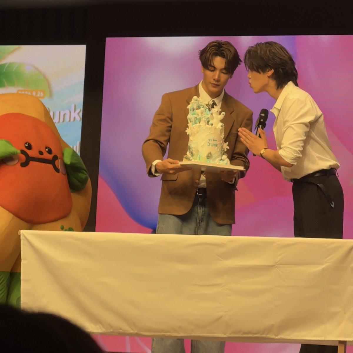 dn_jchen's tweet photo. ปีนี้คนถือเค้กก็ยังเป็นคนเดิม เพิ่มเติมคือ มีลูกมาเพิ่มนะ 🌻🎂🥰

WISH DUNK ALL THE BEST
#AllTheBestDunk26 https://t.co/pBid6vp5jv