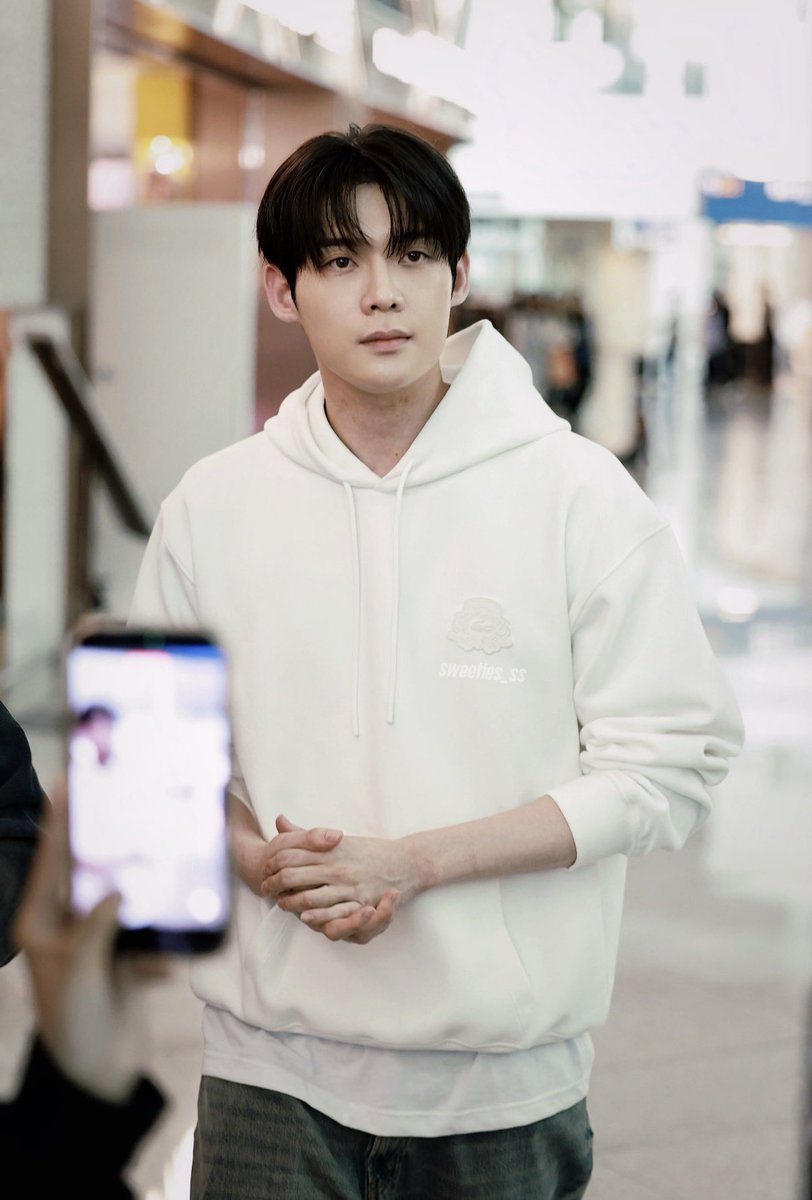 lirl799's tweet photo. The journey has arrived at its destination. Now, let the memories begin.🩵🥰

WELCOME KIM YOON SIK TO PARIS

#YOONSIKPFWSS27
#KIMYOONSIKINPARIS https://t.co/qApx9dz0Li