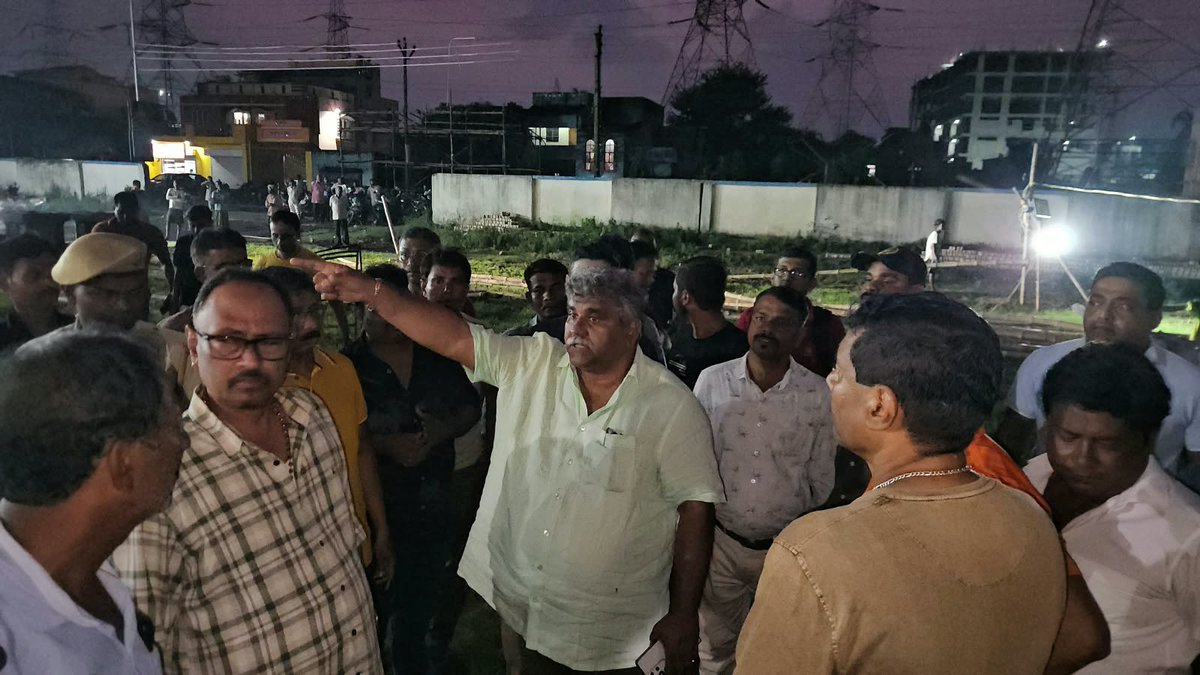 JitendraAsansol's tweet photo. মায়ের আগমনের প্রস্তুতিতে শঙ্করপুরে উৎসবের আবহ।

আজ শঙ্করপুরে দুর্গাপূজার ��্রস্তুতি ও আয়োজন পরিদর্শন করলাম। আগামী ১৪ সেপ্টেম্বর মাননীয় মুখ্যমন্ত্রী শ্রী শুভেন্দু অধিকারীর আগমনকে সামনে রেখে পূজা কমিটির সদস্য ও সংশ্লিষ্ট সকলের সঙ্গে প্রস্তুতি ও ব্যবস্থাপনা নিয়ে বিস্তারিত আলোচনা হলো।

সুষ্ঠু, সুন্দর ও শান্তিপূর্ণভাবে দুর্গাপূজা সম্পন্ন করার লক্ষ্যে প্রস্তুতি এগিয়ে চলেছে। সকলের সহযোগিতায় এবারের উৎসব আরও আনন্দময় হয়ে উঠুক, এই কামনা করি।

#Shankarpur #DurgaPuja