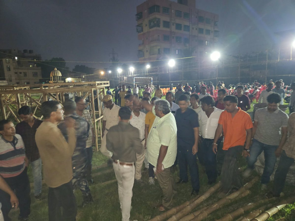JitendraAsansol's tweet photo. মায়ের আগমনের প্রস্তুতিতে শঙ্করপুরে উৎসবের আবহ।

আজ শঙ্করপুরে দুর্গাপূজার ��্রস্তুতি ও আয়োজন পরিদর্শন করলাম। আগামী ১৪ সেপ্টেম্বর মাননীয় মুখ্যমন্ত্রী শ্রী শুভেন্দু অধিকারীর আগমনকে সামনে রেখে পূজা কমিটির সদস্য ও সংশ্লিষ্ট সকলের সঙ্গে প্রস্তুতি ও ব্যবস্থাপনা নিয়ে বিস্তারিত আলোচনা হলো।

সুষ্ঠু, সুন্দর ও শান্তিপূর্ণভাবে দুর্গাপূজা সম্পন্ন করার লক্ষ্যে প্রস্তুতি এগিয়ে চলেছে। সকলের সহযোগিতায় এবারের উৎসব আরও আনন্দময় হয়ে উঠুক, এই কামনা করি।

#Shankarpur #DurgaPuja