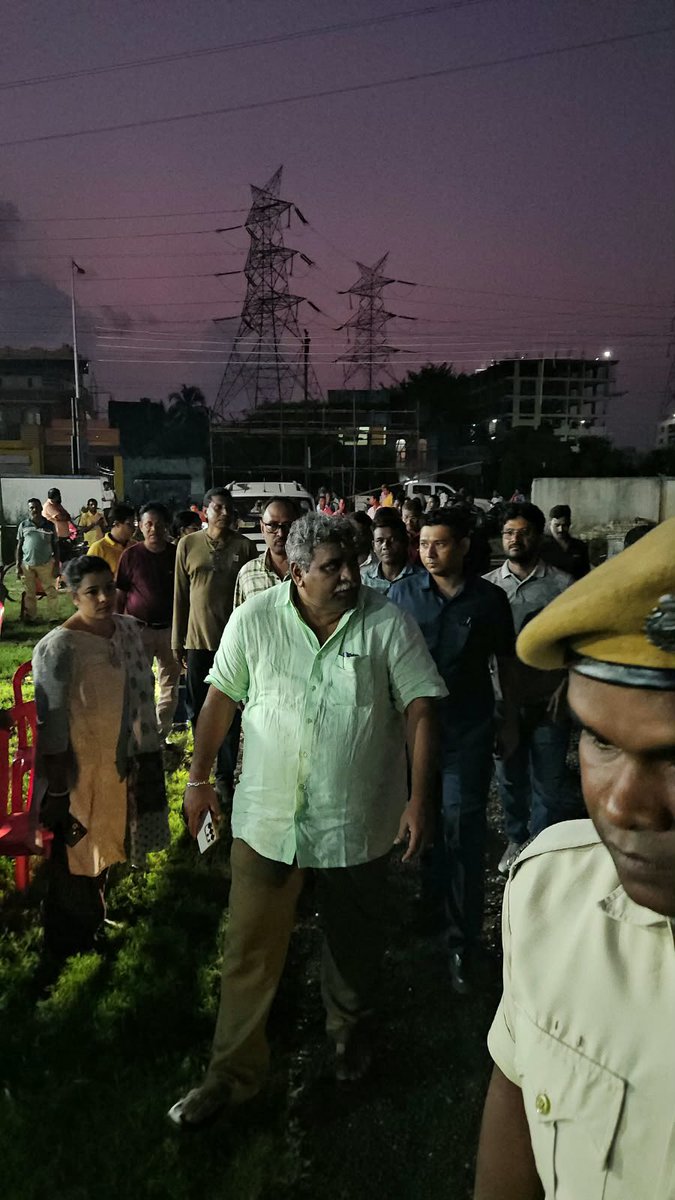 JitendraAsansol's tweet photo. মায়ের আগমনের প্রস্তুতিতে শঙ্করপুরে উৎসবের আবহ।

আজ শঙ্করপুরে দুর্গাপূজার ��্রস্তুতি ও আয়োজন পরিদর্শন করলাম। আগামী ১৪ সেপ্টেম্বর মাননীয় মুখ্যমন্ত্রী শ্রী শুভেন্দু অধিকারীর আগমনকে সামনে রেখে পূজা কমিটির সদস্য ও সংশ্লিষ্ট সকলের সঙ্গে প্রস্তুতি ও ব্যবস্থাপনা নিয়ে বিস্তারিত আলোচনা হলো।

সুষ্ঠু, সুন্দর ও শান্তিপূর্ণভাবে দুর্গাপূজা সম্পন্ন করার লক্ষ্যে প্রস্তুতি এগিয়ে চলেছে। সকলের সহযোগিতায় এবারের উৎসব আরও আনন্দময় হয়ে উঠুক, এই কামনা করি।

#Shankarpur #DurgaPuja
