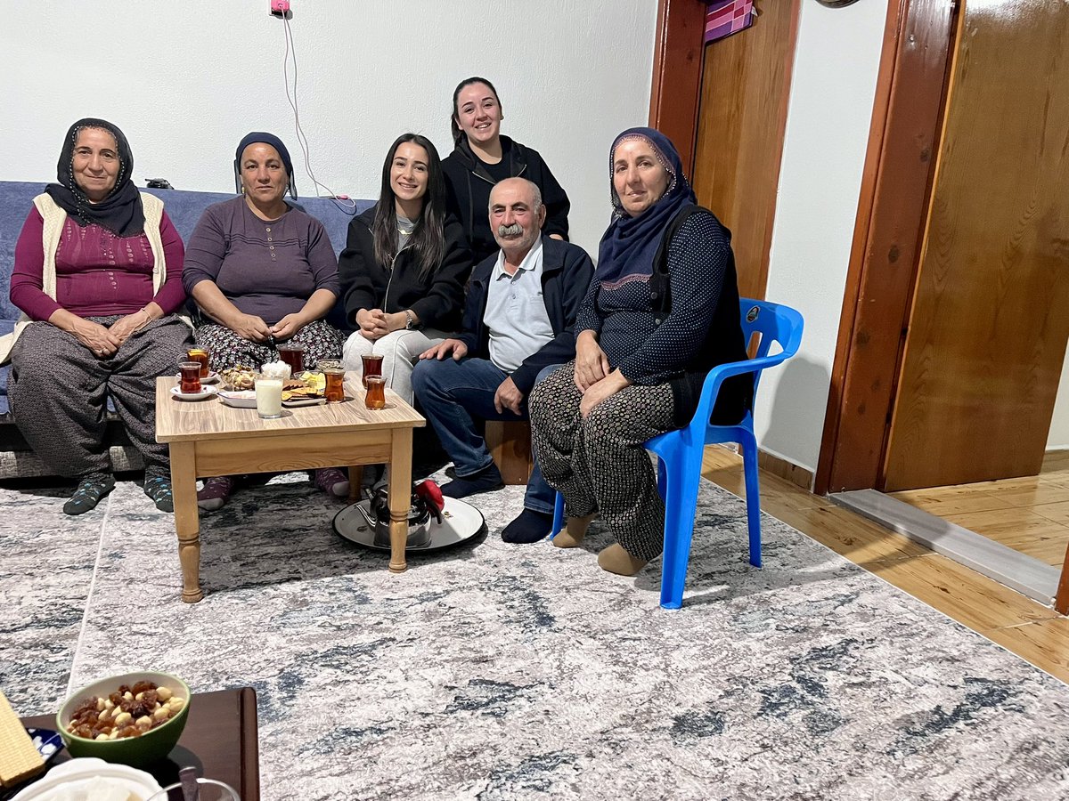 Bakrdilber's tweet photo. Kadın Kolları Teşkilatımızın Yönetim Kurulu üyeleriyle birlikte gönül kapılarını aralamaya, hemşehrilerimizle bir araya gelmeye devam ediyoruz. 🤍
Her evde bir gönül, her gönülde bir iz bırakmak için; samimi sohbetlerimiz ve sıcak ev ziyaretlerimizle yolumuza devam ediyoruz.🌸

@tugbaisikercan