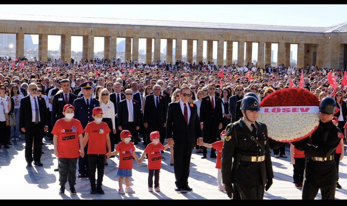 hulya_unver's tweet photo. Kurulduğu günden beri çizgisini hiç bozmamış 
BÜYÜK LÖSEV AİLESİ
tüm fertleriyle
#3EkimdeLÖSEVleAnıtkabirde https://t.co/WDAuvLWt9N