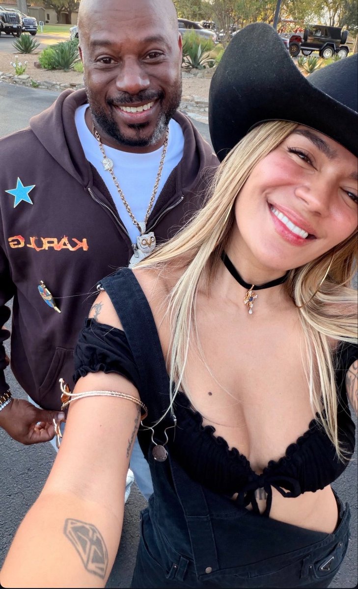FearedBuck's tweet photo. Karol G spotted at Drake’s ranch in Texas. https://t.co/nq8Ob0Gz0H