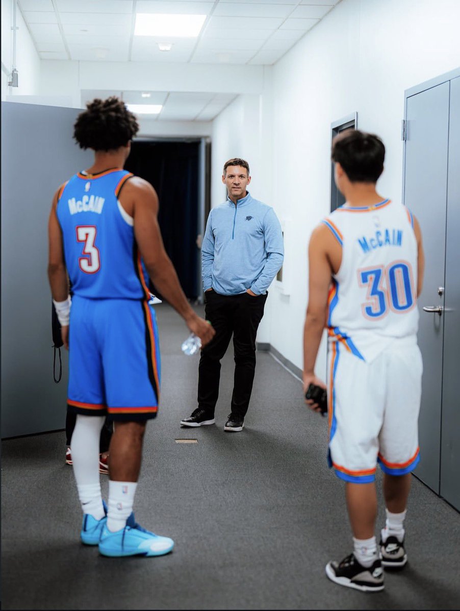 Three_Cone's tweet photo. One of the funniest photos in Thunder history https://t.co/PgB0uYMa2L