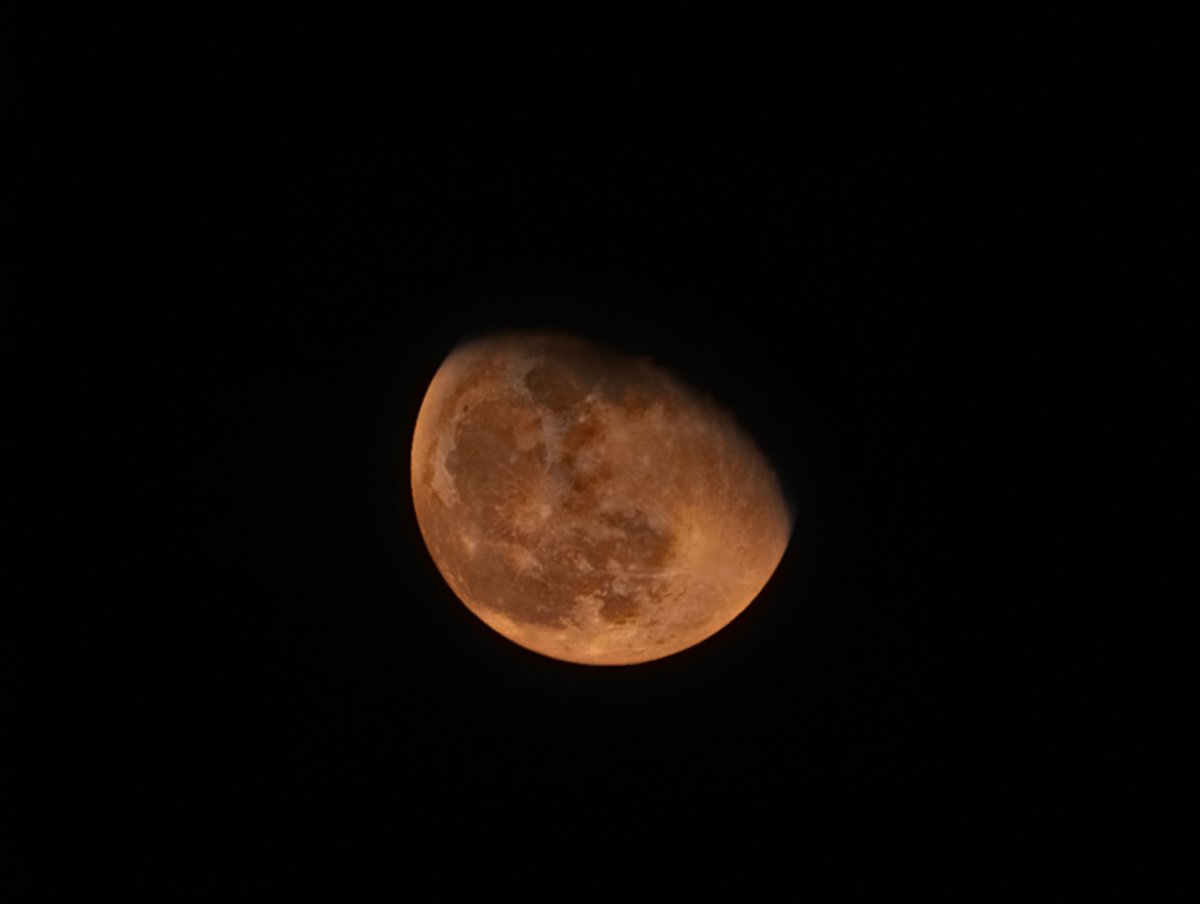 Blackbi37948287's tweet photo. The Moon tonight
.
#redmoon #night #silence #sky light https://t.co/2ZrS5Rsvnr