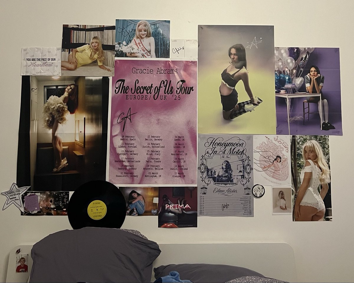 stellajlf's tweet photo. Add @jolina_louise on my beautiful wall 🙏 love u ( btw your pen for signing is fading…😔) https://t.co/GKZwGjiNGD