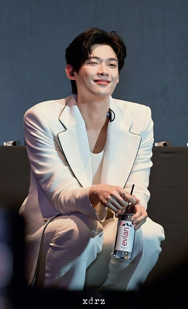 maiii_ieee's tweet photo. KIM YOONSIK IN PARIS. A MOMENT TO REMEMBER.

WELCOME KIM YOON SIK TO PARIS

#YOONSIKPFWSS27
#KIMYOONSIKINPARIS https://t.co/8ajmZiMw0B