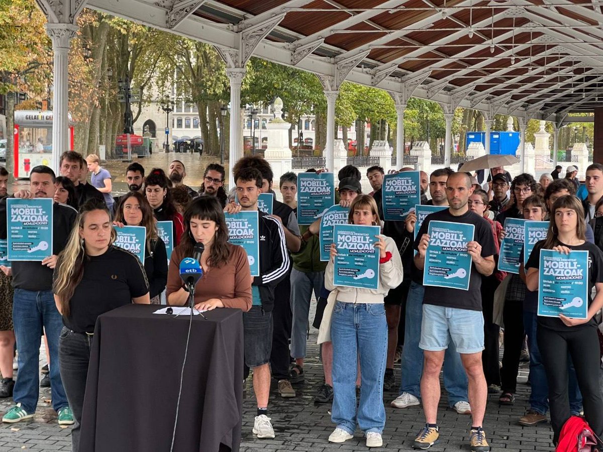 ehessarea's tweet photo. 🟢Espekulazioaren aurka etxebizitza denontzat!

Euskal Herriko etxebizitza sindikatuok manifestazioa deitu dugu Hego Euskal Herriko hiriburuetan urriaren 2an. 

➡️Etxebizitza eskubide bermatua izan dadin, espekulazioarekin amaitu behar dugu. 

Kaleak hartzeko unea da! https://t.co/6rz2wFZDKK