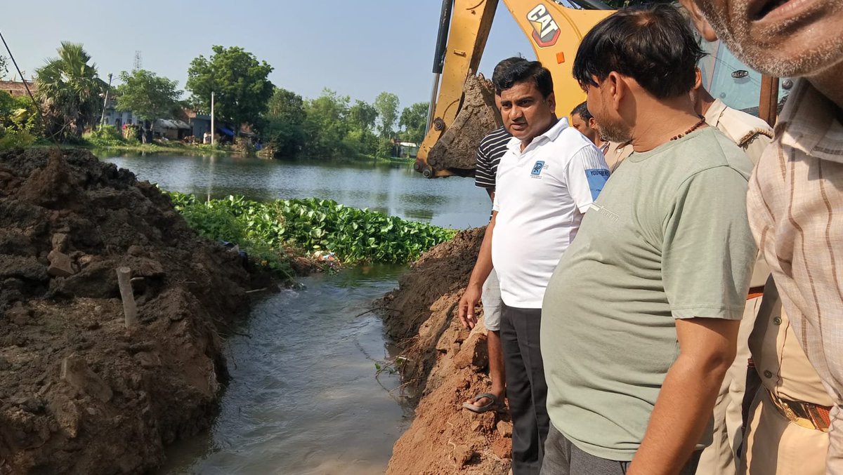 ChitrakootDm's tweet photo. विद्यालय परिसर से जलभराव की समस्या का त्वरित समाधान

मऊ तहसील क्षेत्र के ग्राम पंचायत अहिरी में तालाब का पानी दो विद्यालयों के परिसर में भर जाने की सूचना पर उप जिलाधिकारी, मऊ द्वारा मौके पर पहुंचकर स्थिति का निरीक्षण किया गया।

जलभराव के कारण विद्यालय परिसर, शौचालय एवं रसोई प्रभावित थे। स्थिति को देखते हुए तालाब की भीटा को एक स्थान से कटवाकर जेसीबी के माध्यम से तत्काल जल निकासी कराई गई। उप जिलाधिकारी द्वारा मौके पर रहकर जल निकासी कार्य की निगरानी की गई, जिससे विद्यालय परिसर में जलभराव कम हुआ और छात्र-छात्राओं एवं शिक्षकों को राहत मिली।

भविष्य में जल निकासी बाधित न हो, इसके लिए पानी निकासी वाले स्थान पर पुलिया निर्माण कराने के निर्देश दिए।

#Chitrakoot #Mau #Waterlogging #DrainageManagement #SchoolSafety #DistrictAdministration #PublicService