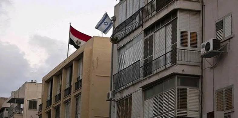 Azu1oaj's tweet photo. @elziba2 https://t.co/Csor9LoEbz
"
انتي فاتحة سفارة اسراىيلية عندك بمصر 
وتستقبلين الاف مصدر غاز من اسرائيل حتى تطبخون غداكم وعشاكم فيه 
"
واعلام اسرائيل ترفرف بمصر عندكم 
اذا ذابحك قلبك على فلسطين لهدرجة
ليه ماتورينا شجاعتك وتحاربين اسرائيل في ارضك ؟ https://t.co/MnmR7AquJu