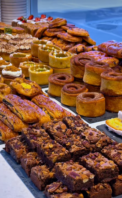 daily_dolce's tweet photo. I’ll always stop when I see a pastry shop 🥐💗 https://t.co/q1TkTuV0BQ