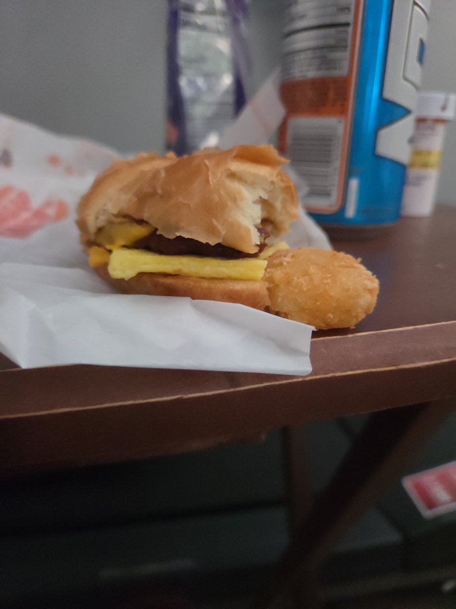 VMins_BadGirl's tweet photo. @BurgerKing what's up with the paper thin eggs? This was pathetic https://t.co/hQ8rx5y4Ld