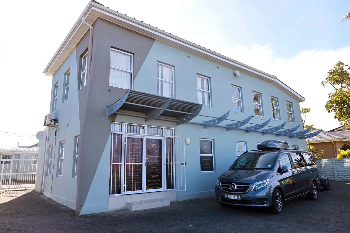 LadyAbahambe's tweet photo. 🚨Raymond Mhlaba Municipality's Municipal Manager Unathi Malinzi, used Raymond Mhlaba Municipality bricks to build this office & mortuary building for her company BNG Funeral Services.

Municipal workers also had to work during Municipal hours, building these offices & mortuary for Unathi Malinzi, including doing maintenance work.

On top of the illegal R1 million salary increase she gave herself, it's clear that Unathi Malinzi owns the Raymond Mhlaba Municipality.

Next I will focus on exposing how her taxi boss boyfriend is milking Raymond Mhlaba Municipality through tenders, & does not even deliver on the tenders he gets.

At the beginning of this month, I had posted that I will be exposing the corruption at Raymond Mhlaba Municipality, so now I am doing so...
By:#BaasKruger