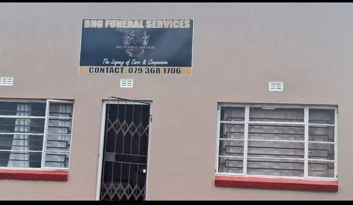 LadyAbahambe's tweet photo. 🚨Raymond Mhlaba Municipality's Municipal Manager Unathi Malinzi, used Raymond Mhlaba Municipality bricks to build this office & mortuary building for her company BNG Funeral Services.

Municipal workers also had to work during Municipal hours, building these offices & mortuary for Unathi Malinzi, including doing maintenance work.

On top of the illegal R1 million salary increase she gave herself, it's clear that Unathi Malinzi owns the Raymond Mhlaba Municipality.

Next I will focus on exposing how her taxi boss boyfriend is milking Raymond Mhlaba Municipality through tenders, & does not even deliver on the tenders he gets.

At the beginning of this month, I had posted that I will be exposing the corruption at Raymond Mhlaba Municipality, so now I am doing so...
By:#BaasKruger