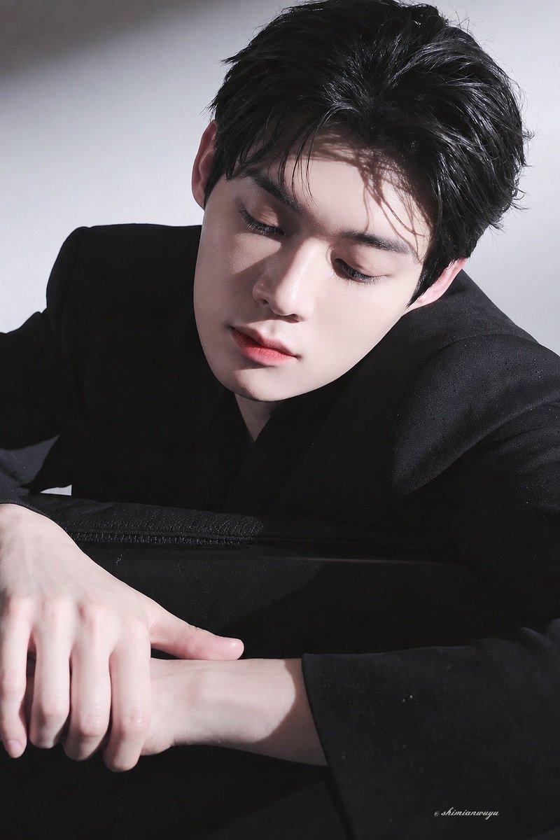 BlueCherry1805's tweet photo. I hope Yoon Sik knows how deeply loved he is by the people cheering for him.

WELCOME KIM YOON SIK TO PARIS

#YOONSIKPFWSS27
#KIMYOONSIKINPARIS https://t.co/OzaeC6LmdA