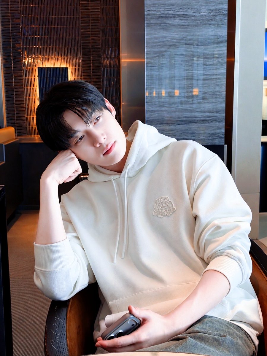 Yyyygee518's tweet photo. Kim Yoonsik has arrived in Paris. Let the Paris journey begin.

WELCOME KIM YOON SIK TO PARIS

#YOONSIKPFWSS27
#KIMYOONSIKINPARIS https://t.co/AXGzM49nUz