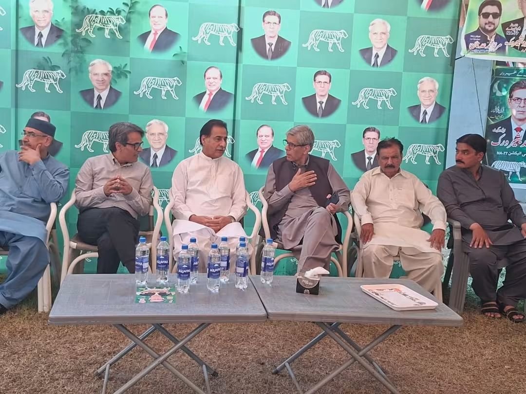 Raashidbvirk's tweet photo. اسپیکر قومی اسمبلی سردار ایاز صادق کی مرحوم ایم این اے محمود بشیر ورک کے گھر آمد۔
مرحوم کے بیٹے اور امیدوار #NA77 راشد بشیر ورک اور اہل خانہ سے فاتحہ خوانی کی۔
#Gujranwala https://t.co/V5AKV0hfZB