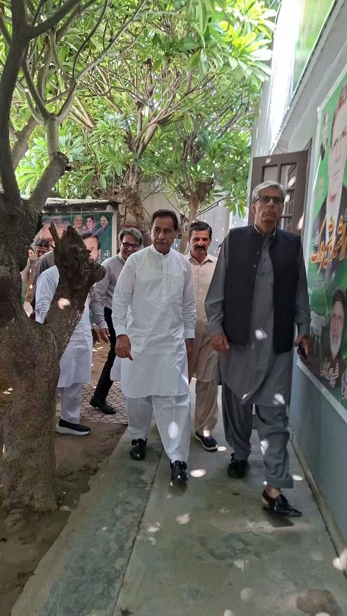 Raashidbvirk's tweet photo. اسپیکر قومی اسمبلی سردار ایاز صادق کی مرحوم ایم این اے محمود بشیر ورک کے گھر آمد۔
مرحوم کے بیٹے اور امیدوار #NA77 راشد بشیر ورک اور اہل خانہ سے فاتحہ خوانی کی۔
#Gujranwala https://t.co/V5AKV0hfZB