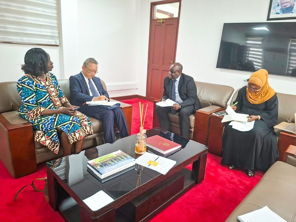 urtupdates's tweet photo. Tanzania and @UNDP are strengthening cooperation on climate finance, environmental protection, NDC implementation and preparations for Nairobi Convention COP12.

@undptz @vpo_tanzania @komatsubarasan1 @UNFCCC @UNEP_Africa @UNEP

READ MORE: https://t.co/R02XIFvyeO https://t.co/I6sQ6ffIWm