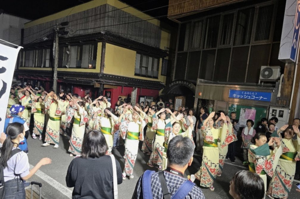 DvEdwin's tweet photo. 朝晩が冷えるようになってきたから布団干させてくれーーー雨長すぎる https://t.co/vp9qEdIiEn