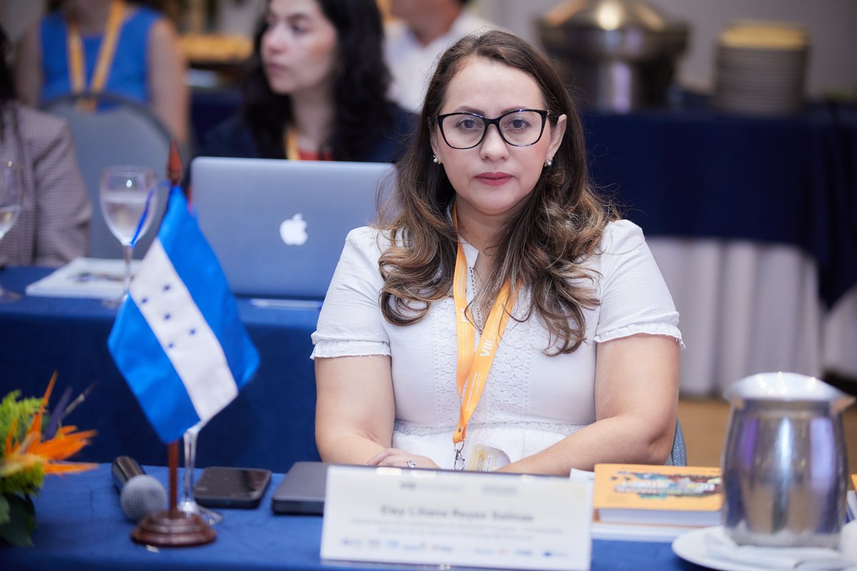 CONADEH's tweet photo. 1/2 La coordinadora de la Defensoría de Movilidad Humana del #CONADEH participa en la reunión de la Red de Movilidad Humana de la Federación Iberoamericana del Ombudsperson (FIO), donde se abordan desafíos emergentes y la protección de derechos. https://t.co/bBpCkBY77K