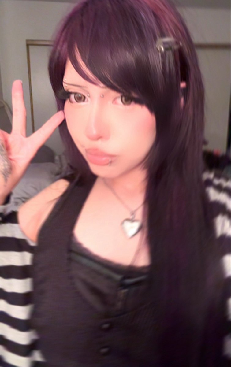 silenth1ill's tweet photo. me &amp; my 9 games :P https://t.co/zV4Vh1ourP