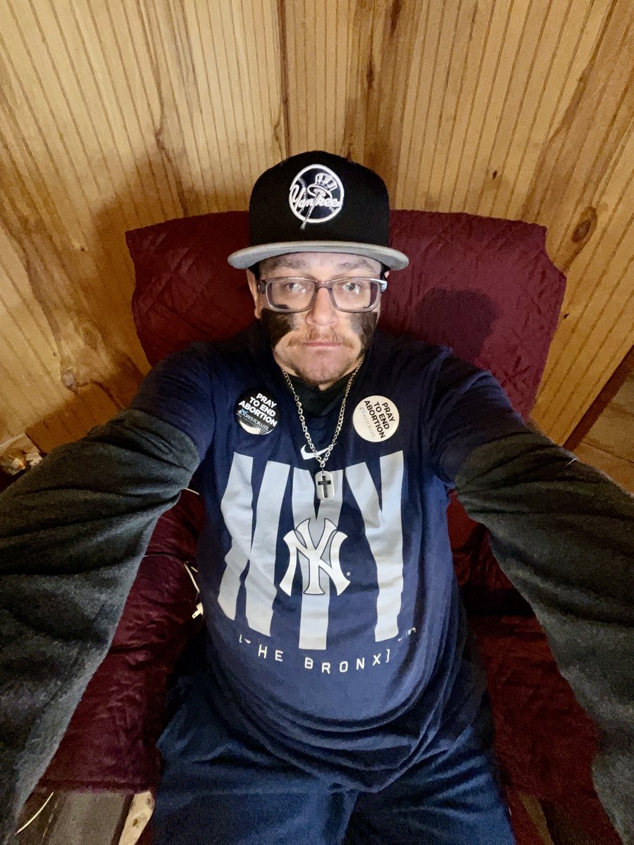 kingtobster1988's tweet photo. #BeatTheRedSox ⚾️ @RedSox vs @Yankees #DirtyWater #RepBX #Postseason #PrayToEndAbortion 🙏📿 @40daysforlife https://t.co/nB2GeH3TSw