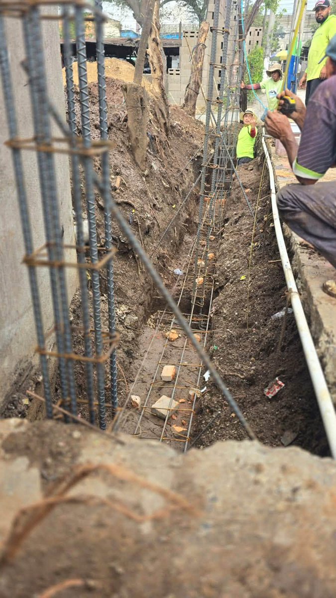 netobran's tweet photo. Construcción de muro perimetral en la bloquera,  para luego poder perforar y construir pilotes para paso a desnivel Milagro. https://t.co/waXmMS9mHE