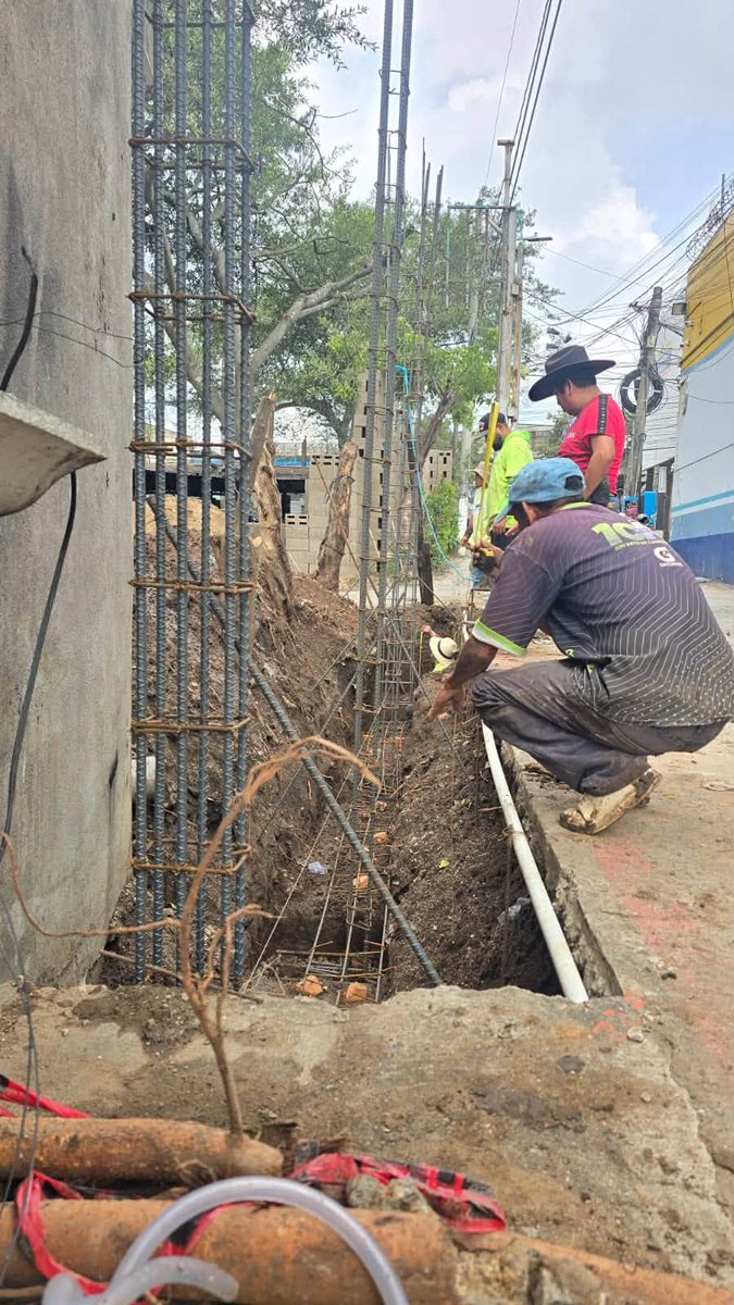 netobran's tweet photo. Construcción de muro perimetral en la bloquera,  para luego poder perforar y construir pilotes para paso a desnivel Milagro. https://t.co/waXmMS9mHE