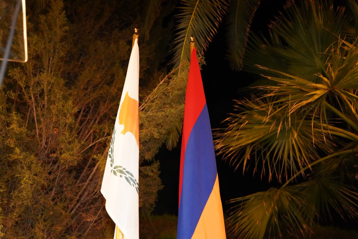 DefenceCyprus's tweet photo. Ο Υπουργός Άμυνας @PalmasVasilis συμμετείχε στην εκδήλωση που διοργάνωσε η Πρεσβεία της Αρμενίας, με την ευκαιρία της 35ης επετείου της ανεξαρτησίας της χώρας. 
Η Κύπρος και η Αρμενία συνδέονται με μια μακροχρόνια σχέση φιλίας και συνεργασίας, η οποία εδράζεται στις κοινές αρχές και αξίες, στον αμοιβαίο σεβασμό και στους ισχυρούς δεσμούς μεταξύ των δύο λαών.
Η συνεργασία των δύο χωρών έχει αναπτυχθεί σε ένα ευρύ φάσμα τομέων, με ιδιαίτερη έμφαση στην άμυνα και την ασφάλεια, ενώ ενισχύεται περαιτέρω μέσα από τον τριμερή μηχανισμό Κύπρου, Ελλάδας και Αρμενίας.