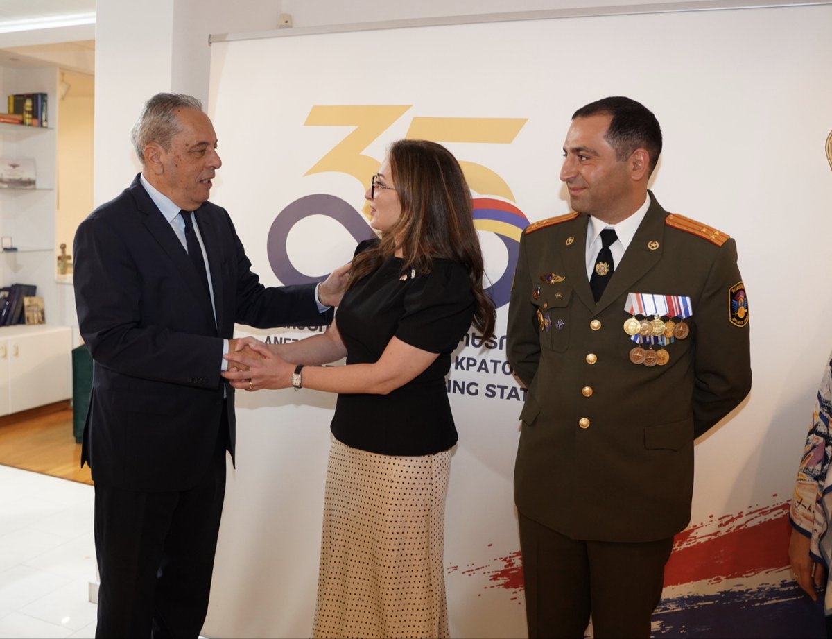DefenceCyprus's tweet photo. Ο Υπουργός Άμυνας @PalmasVasilis συμμετείχε στην εκδήλωση που διοργάνωσε η Πρεσβεία της Αρμενίας, με την ευκαιρία της 35ης επετείου της ανεξαρτησίας της χώρας. 
Η Κύπρος και η Αρμενία συνδέονται με μια μακροχρόνια σχέση φιλίας και συνεργασίας, η οποία εδράζεται στις κοινές αρχές και αξίες, στον αμοιβαίο σεβασμό και στους ισχυρούς δεσμούς μεταξύ των δύο λαών.
Η συνεργασία των δύο χωρών έχει αναπτυχθεί σε ένα ευρύ φάσμα τομέων, με ιδιαίτερη έμφαση στην άμυνα και την ασφάλεια, ενώ ενισχύεται περαιτέρω μέσα από τον τριμερή μηχανισμό Κύπρου, Ελλάδας και Αρμενίας.