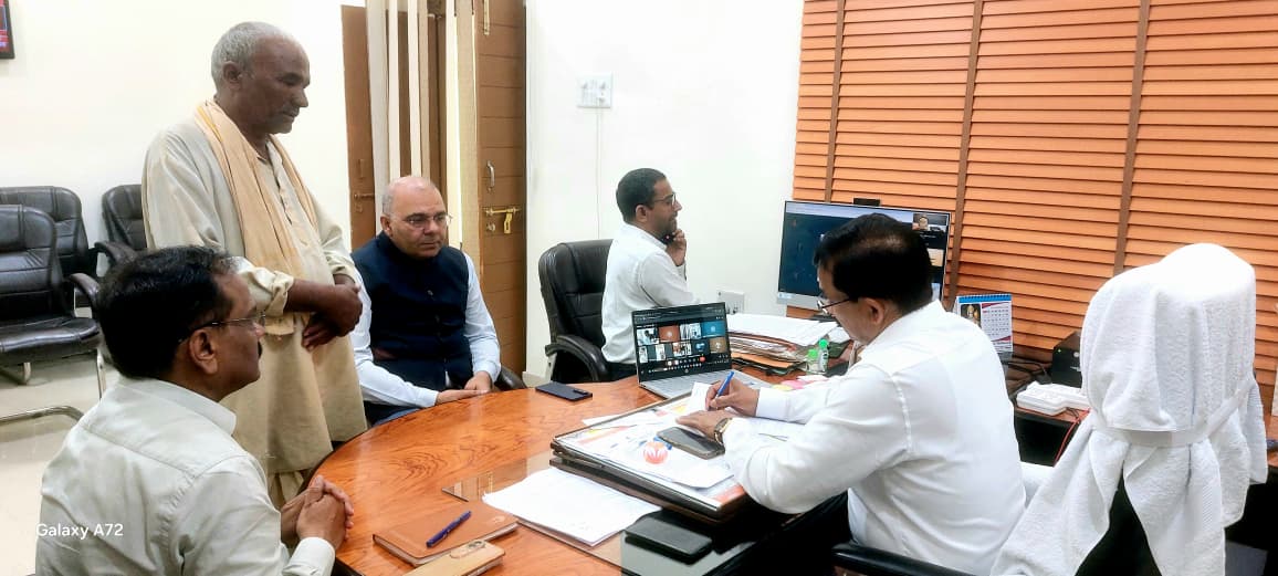 DMBahraich's tweet photo. जनता दर्शन के दौरान जन समस्याओं की सुनवाई करते हुये जिला अधिकारी राजेश कुमार पाण्डेय। @CMOfficeUP @ChiefSecyUP @UPGovt https://t.co/v10OvK4Xv7