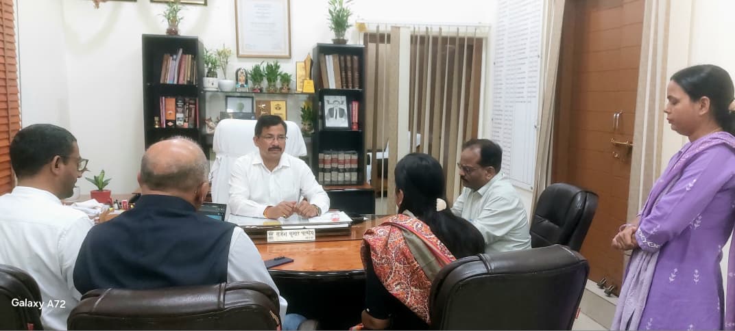 DMBahraich's tweet photo. जनता दर्शन के दौरान जन समस्याओं की सुनवाई करते हुये जिला अधिकारी राजेश कुमार पाण्डेय। @CMOfficeUP @ChiefSecyUP @UPGovt https://t.co/v10OvK4Xv7