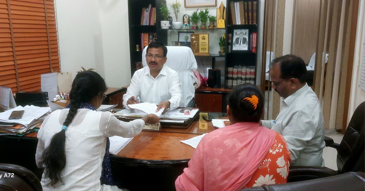 DMBahraich's tweet photo. जनता दर्शन के दौरान जन समस्याओं की सुनवाई करते हुये जिला अधिकारी राजेश कुमार पाण्डेय। @CMOfficeUP @ChiefSecyUP @UPGovt https://t.co/v10OvK4Xv7