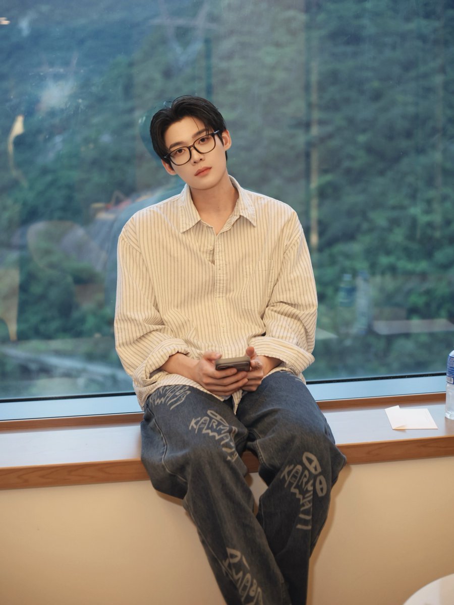alforkimyoonsik's tweet photo. A new city, a new atmosphere, and a beautiful journey ahead. Welcome to Paris! Supporting for actor Kim Yoonsik.

WELCOME KIM YOON SIK TO PARIS

#YOONSIKPFWSS27
#KIMYOONSIKINPARIS https://t.co/pyIugqcwLA